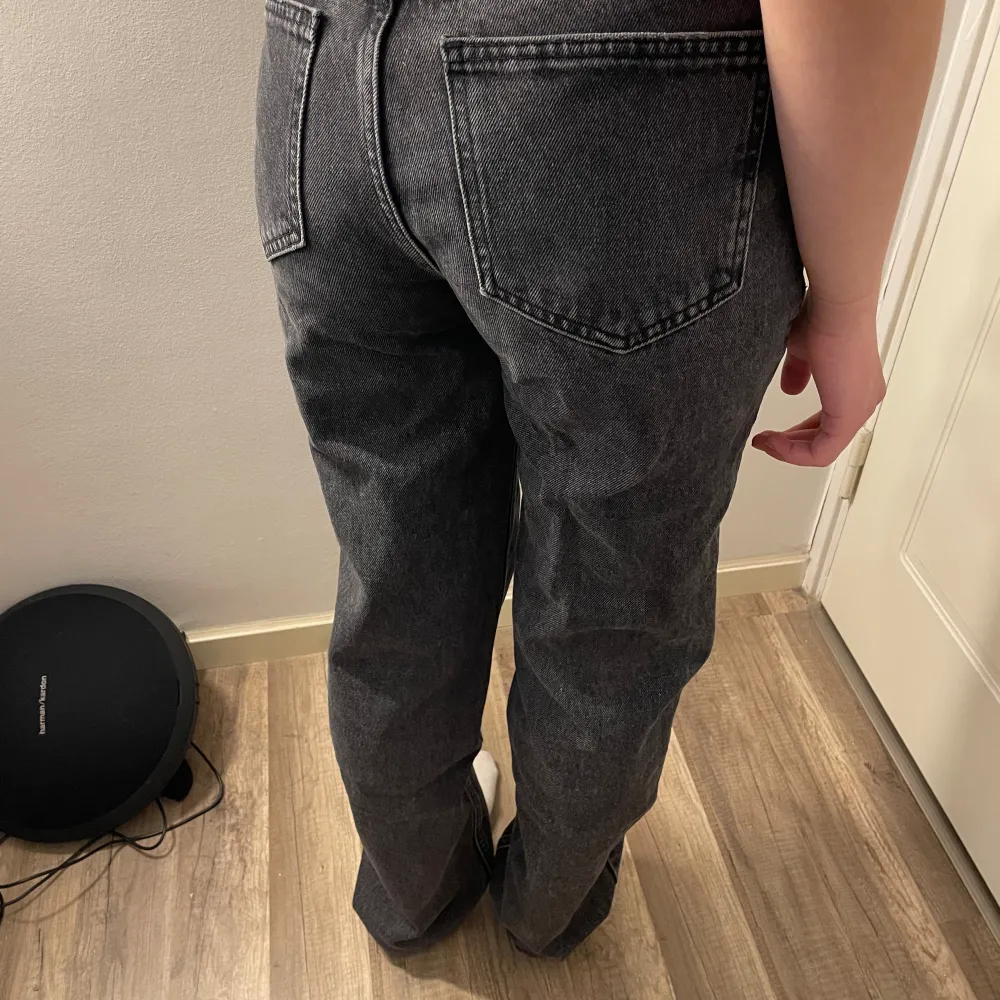 Super snygga trendiga jeans från Gina använda fåtal gånger och är i super bra skick, modellen är 155 för referens men passar mig bra i längden som är 170:). Jeans & Byxor.