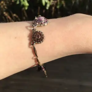 Jättefint mässingsfärgay armband med lila stenar/pärlor av olika slag!  - Kan justera storleken eller mindre detaljer och det är bara att höra av sig om man undrar något. Frakt på 18 kr (frimärke) tillkommer. 🤗🤗