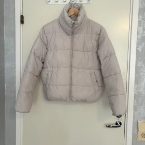 Höst- och vårjacka -  Basic vardaglig jacka. Lite oversized i modellen. 