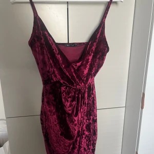 Klänning med slit från Nelly - Inga deffekter, dm för frågor eller fler bilder 