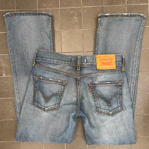 Lowwaisted bootcut jeans - Sjukt snygga lowwaisted bootcutjeans från Levi’s!!! Dom är uppsydda nertill så passar någon som är runt 165 skulle jag säga. De har lite slitage vid sömmen på ena backfickan, hör av er för tydligare bilder på detta eller vid frågor☺️