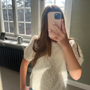 Stickad t-shirt - Jättefin stickad T-shirt från &other stories! Använd typ 7 ggr och är nästan inte alls nopprig. Det är väldigt trendig och finns inte kvar på deras hemsida! Jag säljer tröjan då den inte kommer till användning hos mig!❤️