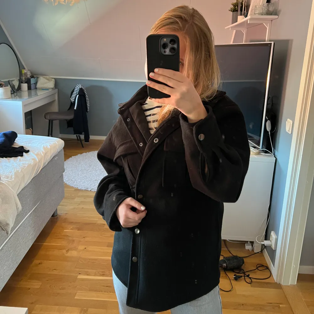 Jättefin kappa perfekt till våren, lite tunnare i materialet, storlek xs men passar mer än S då den är lite oversized. Skriv för fler bilder eller prisförslag!☺️. Jackor.