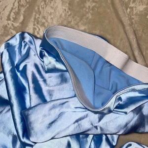 Kjol - En lång kjol med fint fall (finns även i grön på sidan) Aldrig använd 🩵