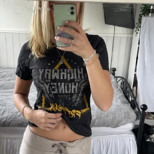 T-shirt med tryck  - Cool tröja från Gina trickot