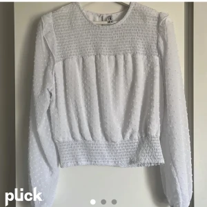 New yorker blus - (Lånade bilder) 💗( säljer i både vit och svart) säljer denna jätte fina blusen som passar jätte bra nu till sommaren men den har tyvär vlivit förliten för mig💗använd få antal gånger❤️