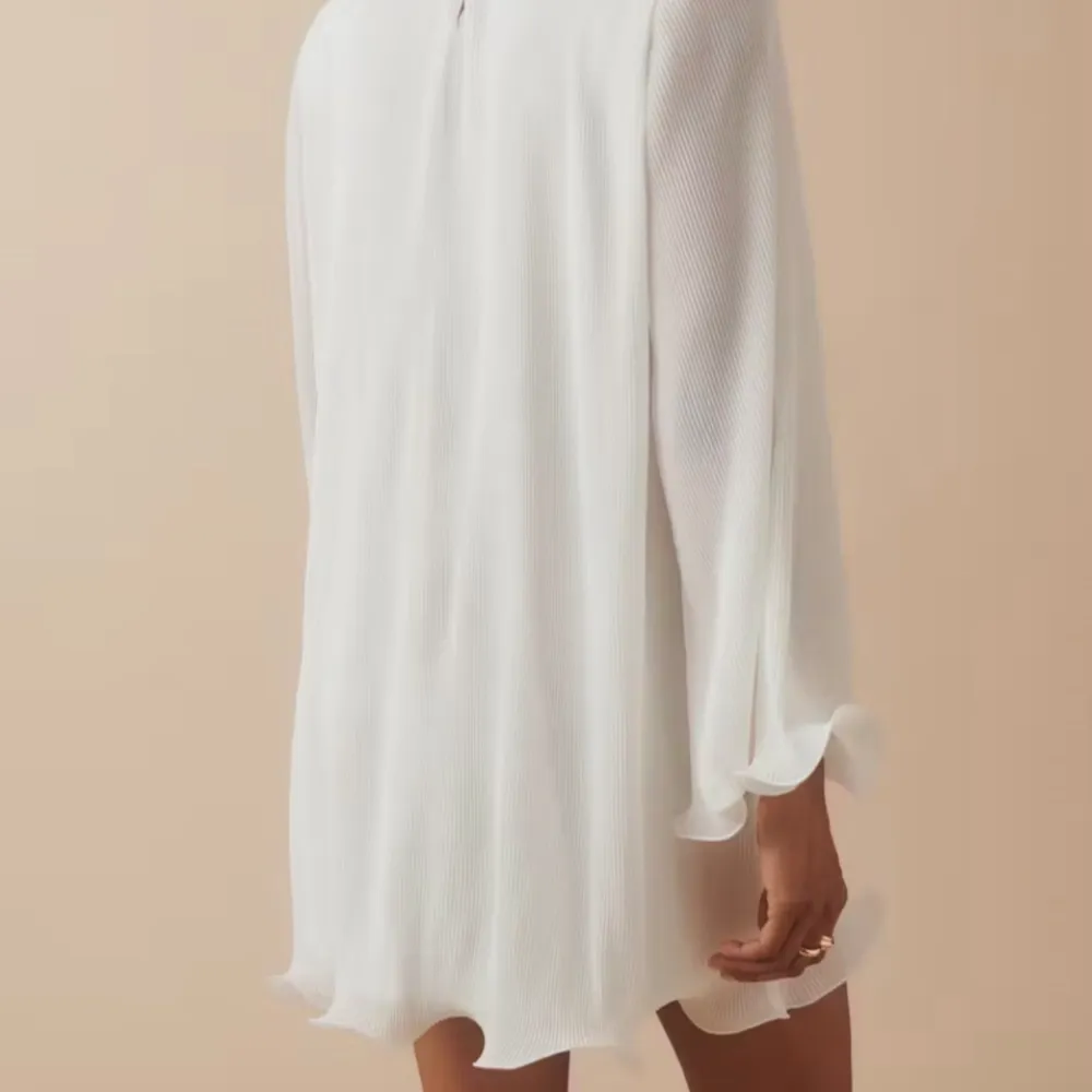 Slutsåld Gina Tricot klänning ”pleated wave edge mini dress” oanvänd med prislapp kvar 🤍 Säljer då jag köpte två storlekar! . Klänningar.
