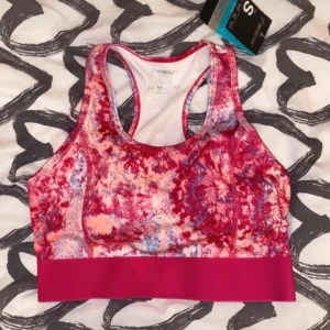 Träningsset storlek S - Ett tränings setmed sportbehå och tajts i storlek S. Säljes pga att de är för stora på mig.  (NYTT SKICK, PRISSLAPP PÅ) 💕💕