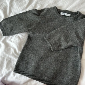 Kortärmad grå stickad tröja - Fin stickad tröja från zara, säljer denna pågrund av att den inte kommer till användning. Har aldrig haft på mig den förutom när jag har provat den💖😇 