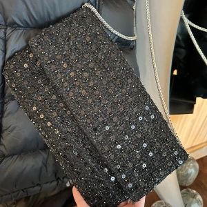 Väska becksöndergaard - Säljer min helt nya oanvända paljett Axelremsväska från becksöndergaard. Jättefin men kommer tyvärr aldrig till användning 💫