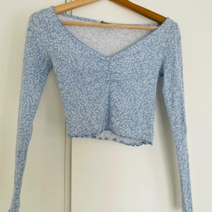 Långärmad croptop - Bra skick!  Sytt igen ett hål dock som va där när jag fick den, men annars är den felfri.