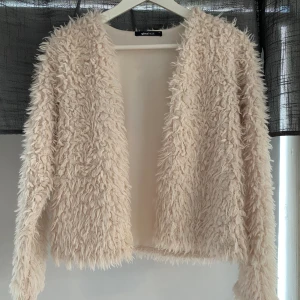 Lurvig kofta/ jacka - Beige kofta/jacka från Gina. Använd ett par gånger men i bra skick. Klicka ej på KÖP NU, Möts endast upp nånstans i city.