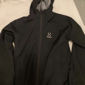 Haglöfs jacka storlek S - Model: buteo Storlek: S Skick: Nästan nyskick 8/10 Hör av er om ni har frågor. 