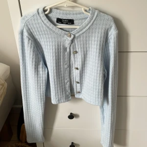 Blå cardigan blus - Jätte söt blå cardigan som jag knappt använt, den är kroppad och mjuk med diamant hjärtan. Köparen står för frakt🥰 den är från bershka 