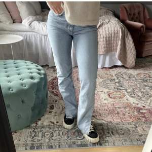 Superfina jeans från bikbok med slits som är köpta i höstas, tror ej det finns kvar på hemsidan längre💗💗storlek 26-32 (Första bilden är lånad)