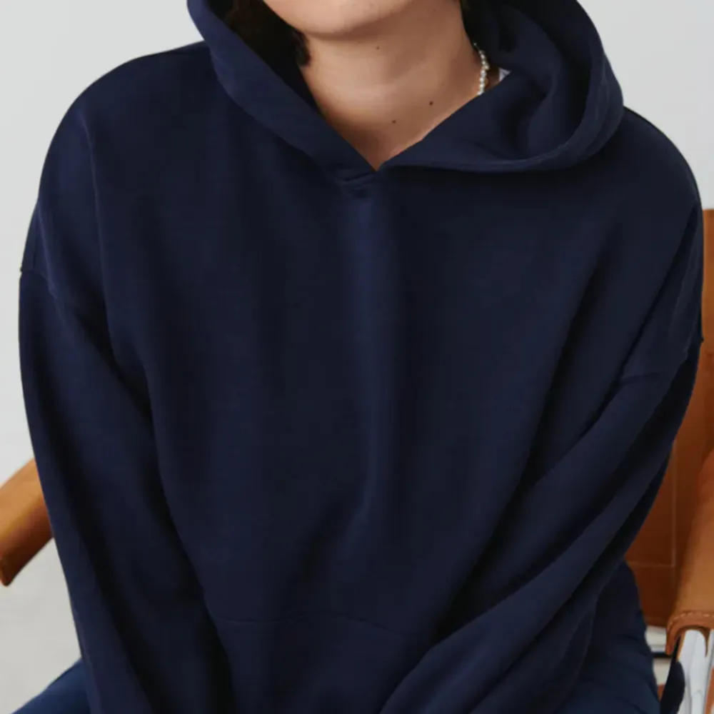 Säljer nu min jätte fina marinblåa hoodie från Gina, hur skönt material som hellst och verkligen så snygg💕den är i nyskick och kostar 360kr ny!. Hoodies.