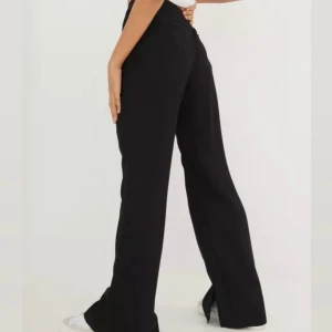 Kostymbyxor nelly - Tunna kostymbyxor från nelly med slits. Långa i benen ☺️