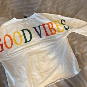 Superfin tjocktröja från shein med texten ”good vibes” på ryggen i regnbågens färger. Använd få tal gånger  