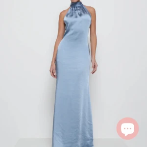 Balklänning - Balklänning från Pretty Lavish som tyvärr inte satt bra på mig. Totalkostnad för klänningen blev 1550 med tull. Skriv för frågor och mått 😊 Storlek 10 motsvarar EU 38 enligt storleksguide