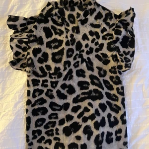 Leopard topp - Skitcool leopard blus/topp🐆🍸 Pris kan diskuteras vid snabb affär, använd gärna köp nu funktionen