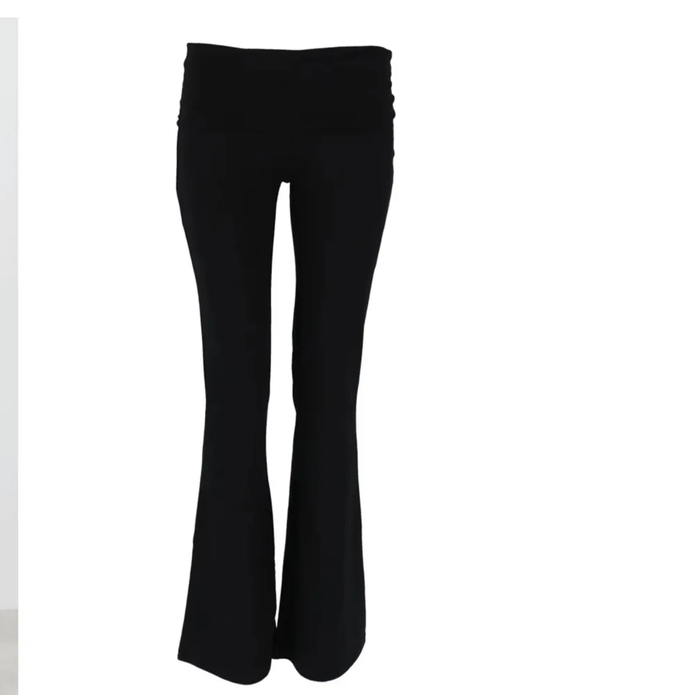 Svarta yoga pants från Gina tricot i storlek 38, har använt få tals gånger men är i jätte bra skick. Skriv för fler bilder och mått💗💗. Jeans & Byxor.