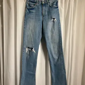 Säljer dessa snygga zara jeans storlek xs