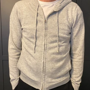 Kashmir huvtröjor  - Tja, säljer min Kashmir tröja då jag inte använder den längre, helt äkta Kashmir för en väldigt billig peng då ett litet hål förekommer vid vänstra armen. Går att lämna in men har själv inte haft tiden. Tveka inte att höra av dig vid fler frågor. Mvh