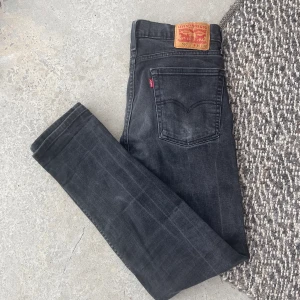 LEVIS 510 JEANS - 30/32 - Levis Jeans i bra skick! Nypris 1200kr Mitt pris: 349 SEK Storlek 30/32 Passar runt 175cm.