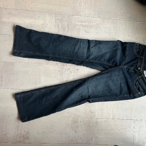 Jeans - Lågmidjade mörkblåa bootcut jeans 🌸passar någon i M storlek, byxorna är långa