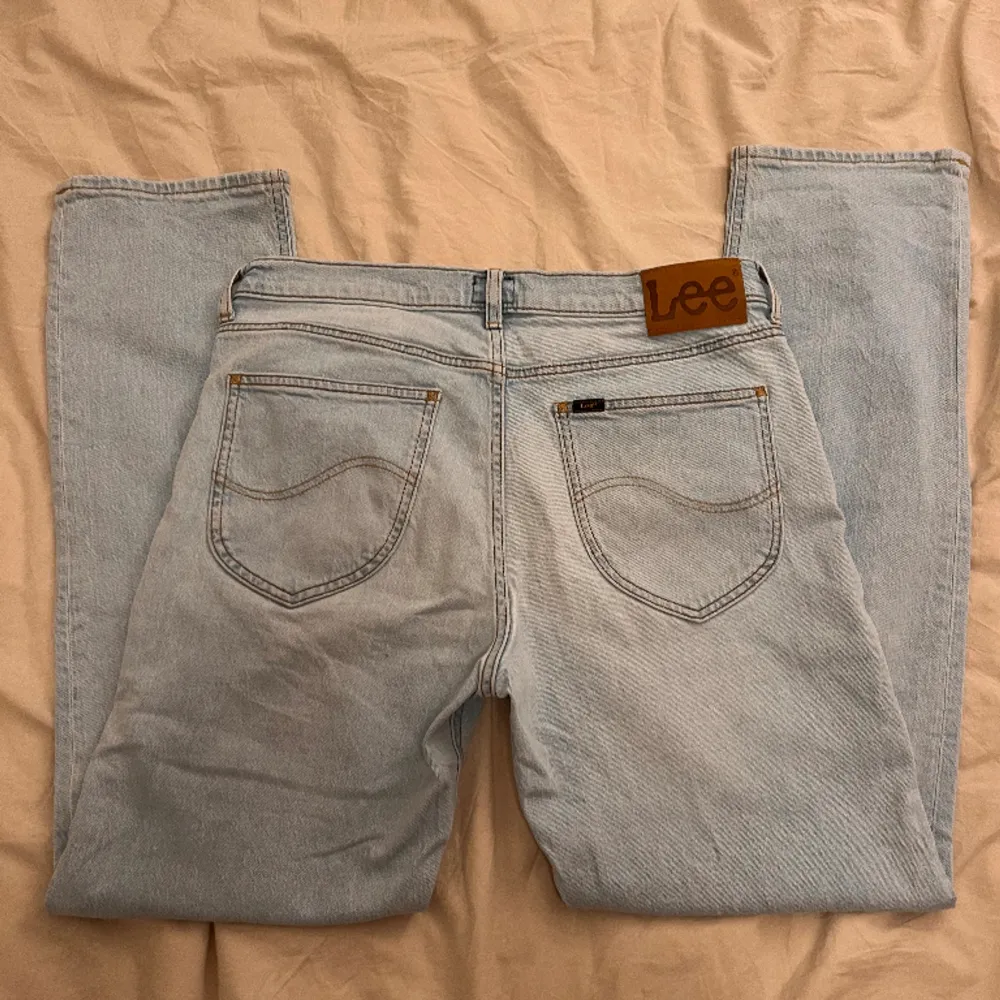 Snygga ljusblåa Lee jeans i storlek W32 L32. Straight fit jeans som går in lite vid fötterna. Bra skick. . Jeans & Byxor.