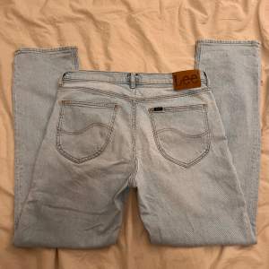 Snygga ljusblåa Lee jeans i storlek W32 L32. Straight fit jeans som går in lite vid fötterna. Bra skick. 