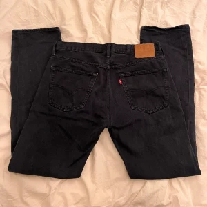 Levi’s jeans  - Svara Levi’s 501 i storlek W33 L32.  Använda men bra skick. 
