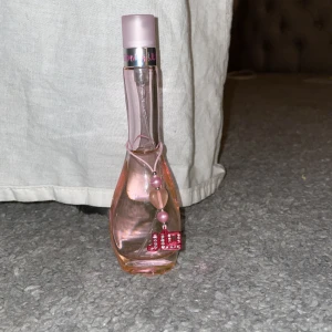 JLO parfym  - Säljer denna supergoda parfym som inte kommer till användning längre, vid köp får man även med prydnaden som sitter på parfymen❤️