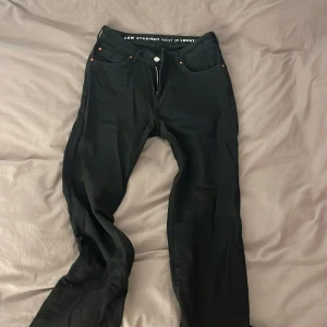Svarta lowwaist jeans  - Säljer snygga lowwaist straight jeans från never denim, aldrig använda pga för liten strl för mig. Köpta för 499kr☺️PM för funderingar!