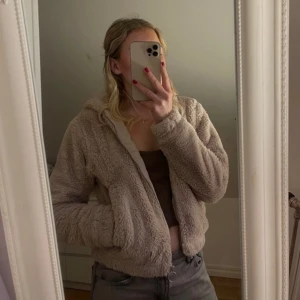 Pälsjacka, Hm - Beige pälsjacka från Hm! Köpt för väldigt länge sen men inte kommit till användning🫶🏼  Storleken är xss men sjölv har jag S och den passar mig🙏🏻