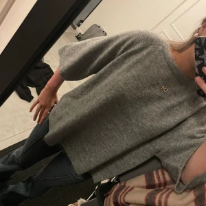 Grå trekvartsärm  - Säljer denna stickade gråa tröja med trekvartsärm då den är för stor för mig! oanvänd