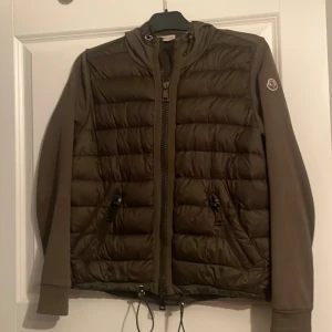 Moncler cardigan  - Grön Moncler cardigan. Storlek S men sitter som XS. Skick 9/10. Nypris ca 9000kr
