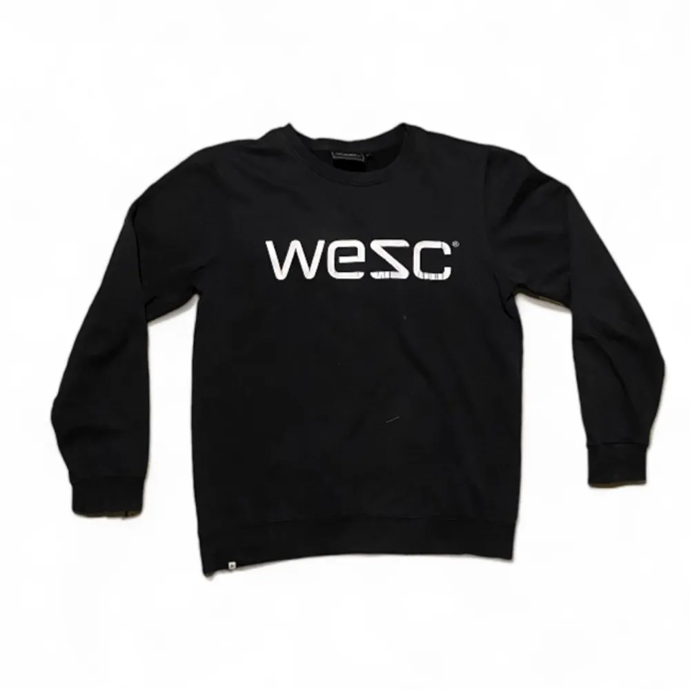 En wesc sweatshirt som är använd men inga skador, ny pris 299kr. Tröjor & Koftor.
