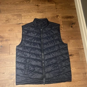 Strömberg väst (mörkblå)  - Blå väst med bra kvalitet. Skick 9/10. 