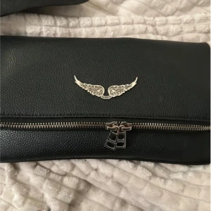 Zadig Voltaire väska - Jätte fin Zadig väska som tyvärr inte kommit till användning. Dustbag medföljer. Finns små defekter på den långa kedjan men de är inte så tydligt. Pris kan diskuteras❤️