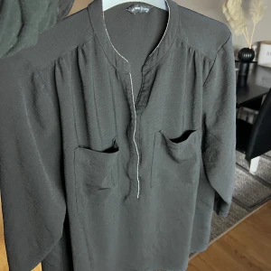 Skjorta med små silver detaljer  - I väldigt fin skick, normal i storlek 