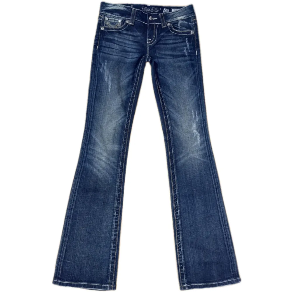 Miss Me jeans i modellen ”JW4292B8/boot” midjemåttet rakt över är 39cm. Ytterbenet 107cm och innerbenet 85cm. Jeansen är som nya. Kontakta vid intresse!. Jeans & Byxor.