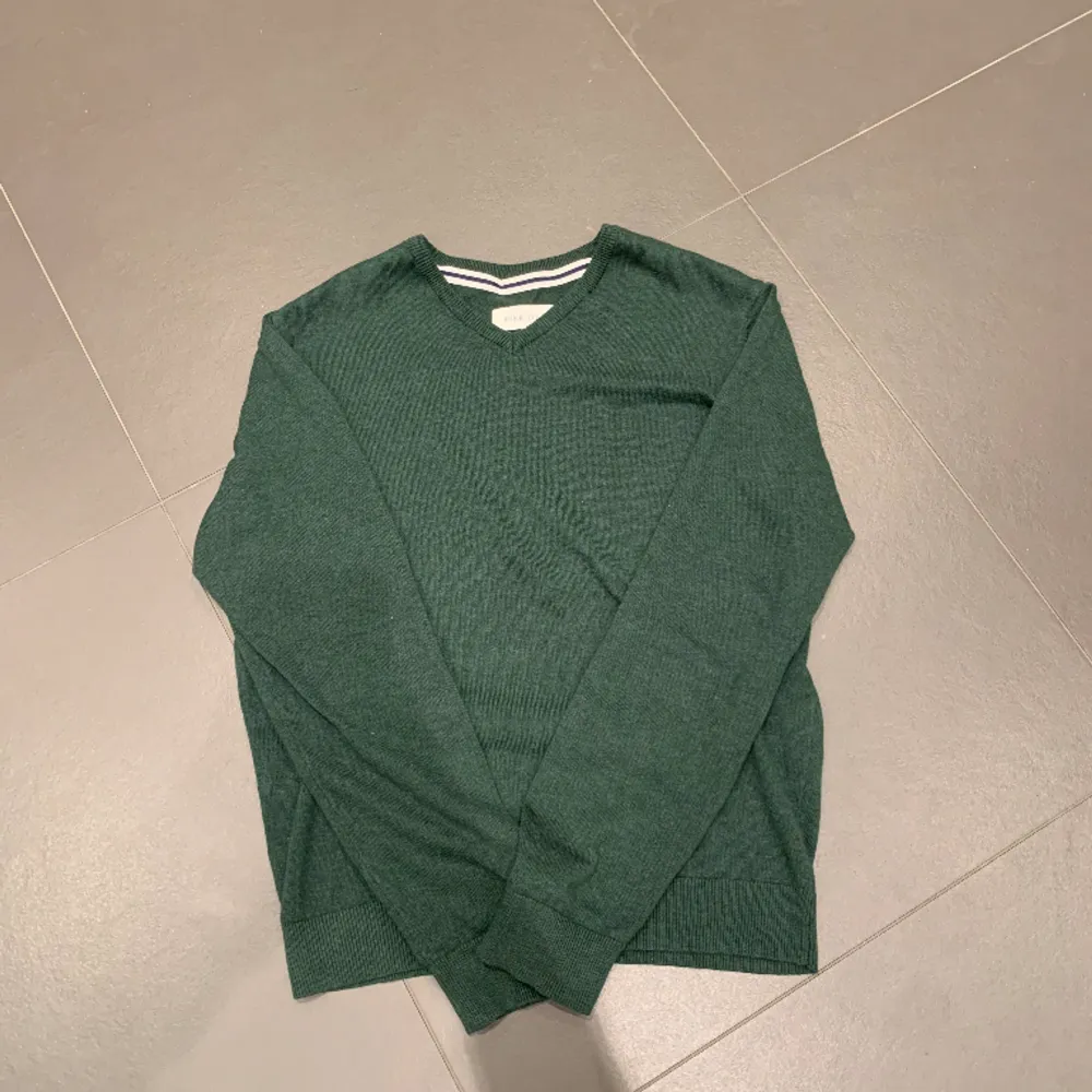 Riktigt snygg grön crewneck tröja i nyskick! Har aldrig använt den då jag tyckte den var lite för stor på mig! . Tröjor & Koftor.