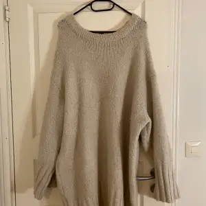 Stickad beige/cream vit mysig klänning med fina detaljer från Lindex, använd fåtal gånger.  Ordinarie pris: 399:-  