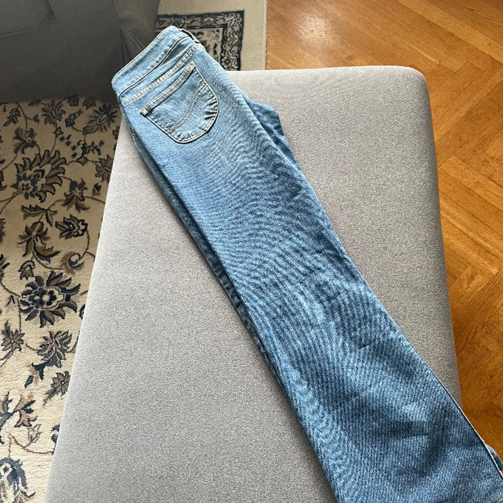 En par riktigt fina jeans ifrån Lee och jag önskar verkligen dom hade passat mig! Jag köpte dom ifrån plick för 220 men dom var tyvärr för stora men längden passade mig perfekt och jag är 161! Det är ett bra material och lite uppsydda längst ner! 🥰🥰. Jeans & Byxor.