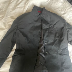 Kavaj - Svart oversized kavaj 💘uppsprättad på insidan där axelvaddar tagits ut