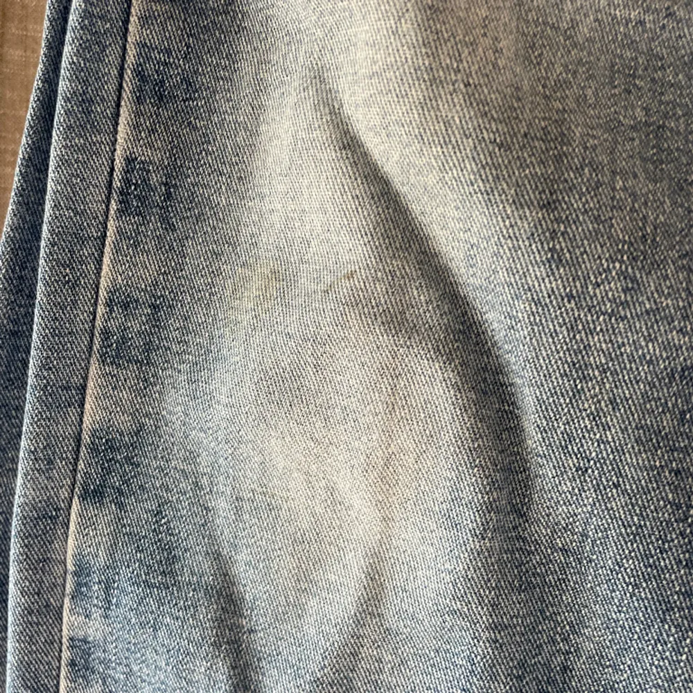 Hugo boss jeans regular fit Använda men i bra skick förutom liten fläck på vänstra ben knappt synligt. Jeans & Byxor.