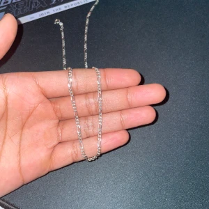 Silver chain - 925 äkta silver chain. 35mm bred, 600mm långt. Kan träffas i Sthlm stad och pris kan diskuteras!!