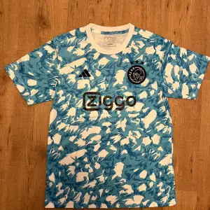 En riktigt skön Ajax tröja perfekt för sommaren. Perfekt skick och har aldrig används. Pris kan diskuteras.