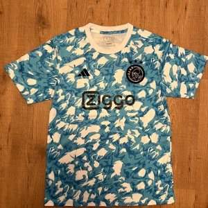 Ajax fotbollströja - En riktigt skön Ajax tröja perfekt för sommaren. Perfekt skick och har aldrig används. Pris kan diskuteras.